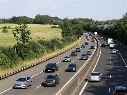 Autobahn A6 bei Capellen Luxemburg mit Blick Richtung Belgien und klarem Himmel