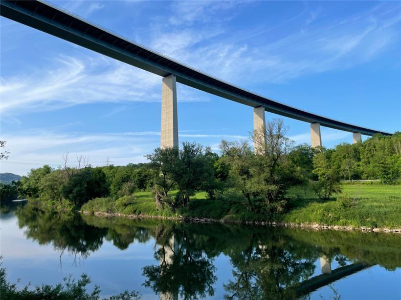 Die A64 verläuft über die Sauertalbrücke

