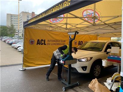Die ACL-Techniker checken unter anderem, ob die Scheinwerfer richtig eingestellt sind
