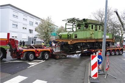 AEG 620 Elektrolokomotive beim Abtransport im April 2021, historisches Eisenbahnfahrzeug in Bewegung