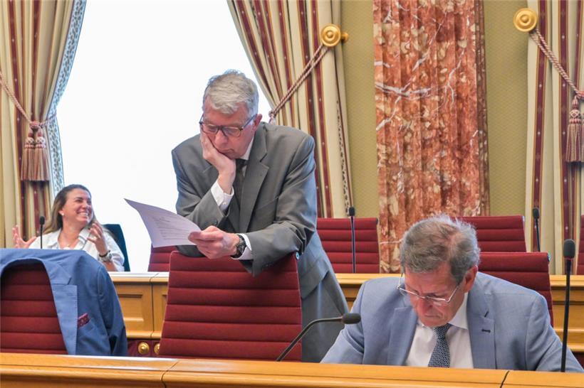 Die Abgeordneten Fernand Kartheiser (l.) und Gusty Graas brüten über der Formulierung der Resolution
