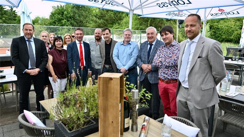 Die Abgeordneten Tom Weidig (l.), Fred Keup (3.v.l.) und Jeff Engelen (3.v.r.) mit ADR-Kommunalpolitikern, Mitgliedern des Nationalkomitees und Staatsrat Alex Penning (r.) im Juli in Schifflingen
