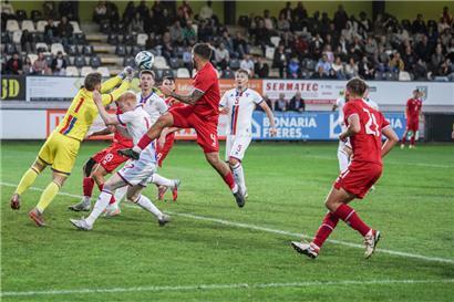 Die Abwehr der Färinger (in Weiß) hielt
