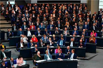 Die AfD-Fraktion im Deutschen Bundestag: Auch nach der Verdopplung ihrer Sitze bei den Wahlen im Februar würden die Rechtsextremen bei Neuwahlen weiter zulegen
