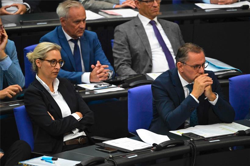 Die AfD-Führung, Alice Weidel (l.) und Tino Chrupalla, im deutschen Bundestag: Zumindest ein Teil der Partei gilt in Deutschland als gesichert rechtsextrem. Unserer Ansicht nach nimmt das der andere Teil in Kauf und ist damit keinen Deut besser.
