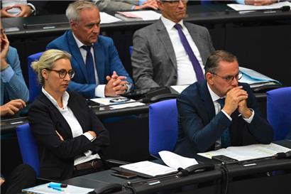 Die AfD-Führung, Alice Weidel (l.) und Tino Chrupalla, im deutschen Bundestag: Zumindest ein Teil der Partei gilt in Deutschland als gesichert rechtsextrem. Unserer Ansicht nach nimmt das der andere Teil in Kauf und ist damit keinen Deut besser.
