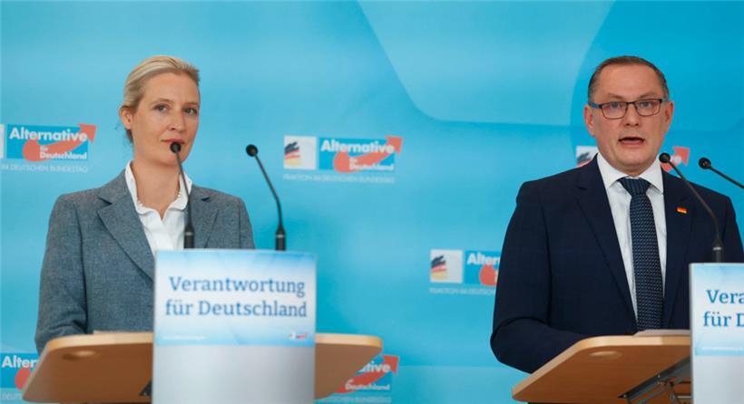Die AfD-Spitze Alice Weidel und Tino Chrupalla haben Mühe, den Schein zu wahren, während die Kungelei ihrer Parteimitglieder mit autoritären Staaten imer offensichtlicher werden

