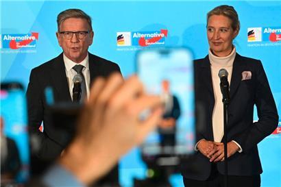 Die AfD stellt mittlerweile eine der größten Fraktionen im Bundestag. U.a. Gerold Otten und Alice Weidel sitzen für die rechtsextreme Partei im Parlament. 
