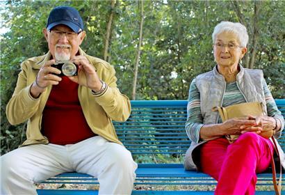 Die Agilität auch im hohen Alter zu behalten – dabei kann auch eine Auffrischung der Corona-Impfung helfen 
