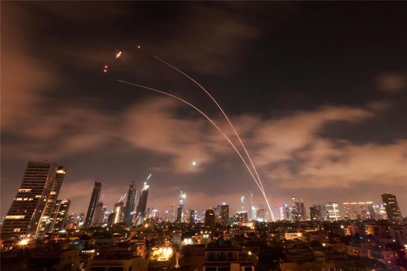 Die Aktivierung israelischer Luftabwehrsysteme zur Abwehr iranischer Raketen über der israelischen Stadt Tel Aviv
