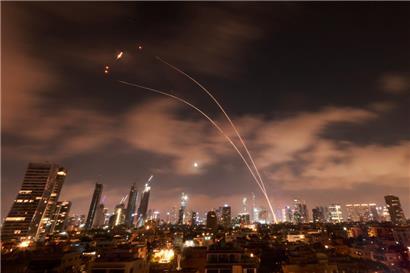 Die Aktivierung israelischer Luftabwehrsysteme zur Abwehr iranischer Raketen über der israelischen Stadt Tel Aviv

