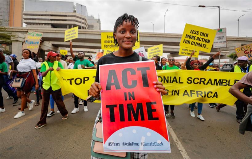 Die Aktivistin Vanessa Nakate aus Uganda beim Klimaprotest zu Beginn des Afrikanischen Klimagipfels in Nairobi
