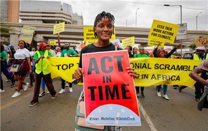 Die Aktivistin Vanessa Nakate aus Uganda beim Klimaprotest zu Beginn des Afrikanischen Klimagipfels in Nairobi
