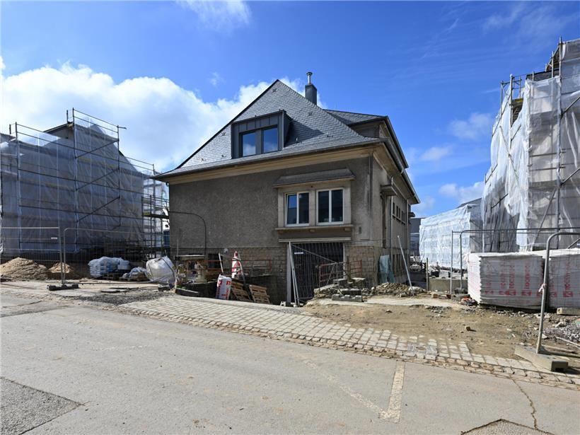 Al Schoul traditionelle arabische Kleidung mit aufwendigen Stickereien auf weißem Stoff