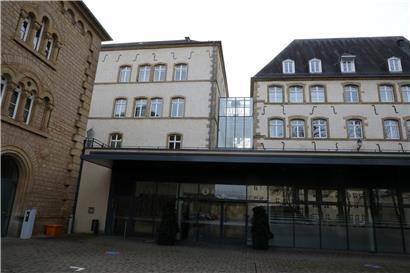 Die Alters- und Pflegeeinrichtungen des Landes wirkten zuletzt wie ausgestorben. Je nach Kapazitäten der Einrichtung sollen künftig aber wieder Besucher zugelassen werden. 

