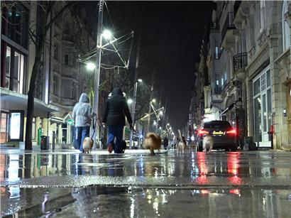 Alzette-Straße bei Nacht mit heller Straßenbeleuchtung zur Erhöhung der Sicherheit und besseren Sichtbarkeit