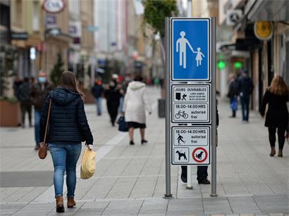 Alzettestraße 1996 autofreie Fußgängerzone mit Menschen beim Spazieren und gemütlichem Stadtleben