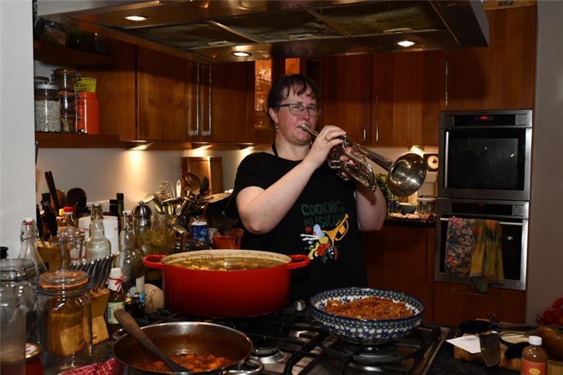 Die Amerikanerin Heather Madeira Ni kocht und musiziert gerne gleichzeitig für i...