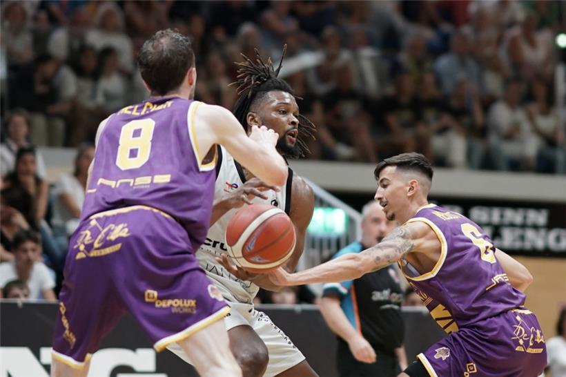 Die Amicale tat sich über die gesamte Spieldauer schwer gegen Moses Greenwood (in Weiß) und seine Teamkollegen und muss nun in das Entscheidungsspiel
