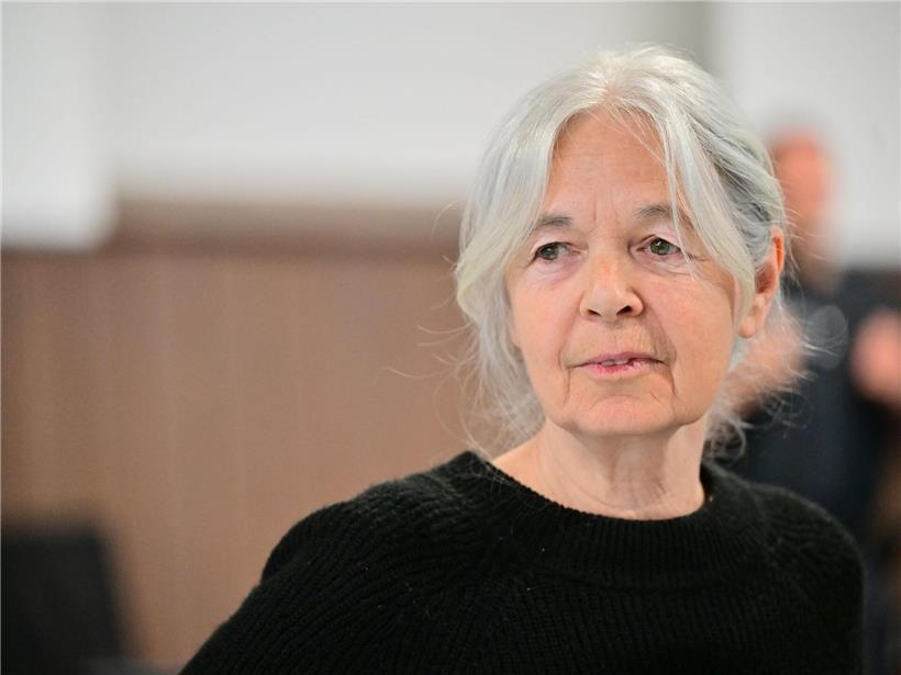 Daniela Klette als Angeklagte im provisorischen Gerichtssaal des Landgerichts Verden in Verden-Eitze