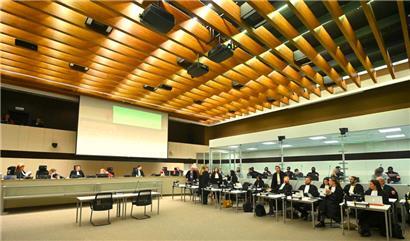 Die Angeklagten sitzen rechts entlang der Wand in einem Glaskasten
