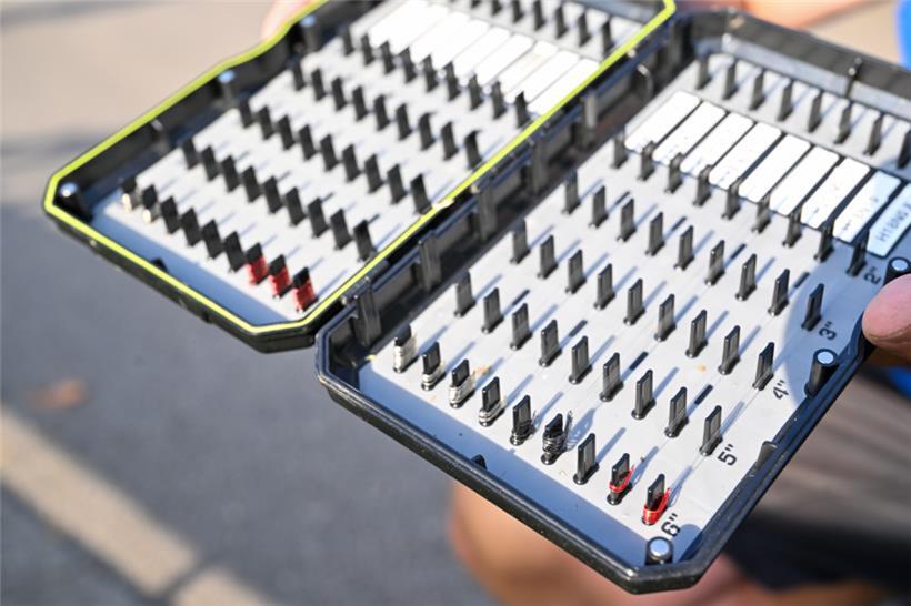 Die Anglerhaken sind kaum größer als ein Fingernagel
