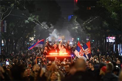 Die Anhänger der Studentenliste feierten auf den Straßen von Belgrad ihren Wahlsieg
