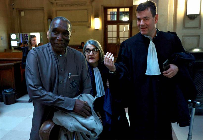 Die Anwälte des ruandischen Arztes Eugene Rwamucyo (L), der wegen seiner Beteiligung am Völkermord an den Tutsi im Jahr 1994 angeklagt ist, Philippe Meilhac (R) und Rechtsanwalt Mathe (C), treffen am 1. Oktober 2024 vor dem Pariser Landgericht ein
