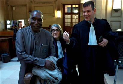 Die Anwälte des ruandischen Arztes Eugene Rwamucyo (L), der wegen seiner Beteiligung am Völkermord an den Tutsi im Jahr 1994 angeklagt ist, Philippe Meilhac (R) und Rechtsanwalt Mathe (C), treffen am 1. Oktober 2024 vor dem Pariser Landgericht ein
