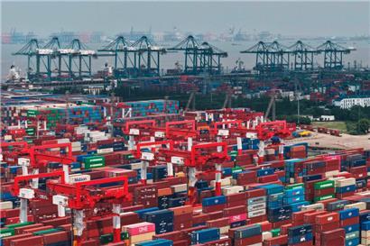 Die Anziehungskraft des Dollars als Verrechnungseinheit sowie als „safe debt“ schwindet
