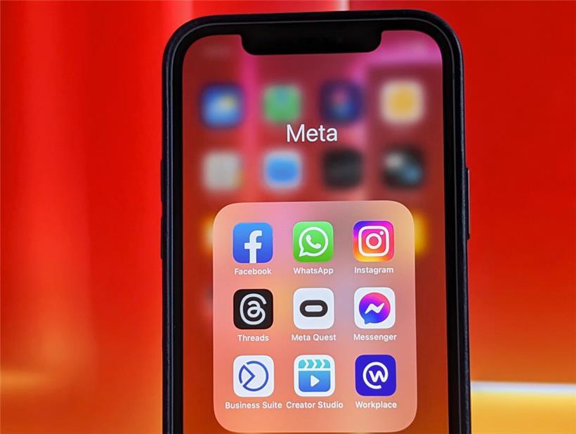 Die Apps Facebook, WhatsApp, Instagram, Threads, Meta Oculus, Facebook Messenger, Meta Business Suite, Meta Crestor Studio und Meta Workplace aus dem Facebook-Konzern Meta, alle gesammelt in einem App-Ordner auf einem Smartphone
