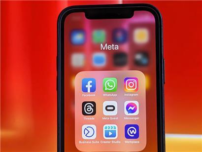 Die Apps Facebook, WhatsApp, Instagram, Threads, Meta Oculus, Facebook Messenger, Meta Business Suite, Meta Crestor Studio und Meta Workplace aus dem Facebook-Konzern Meta, alle gesammelt in einem App-Ordner auf einem Smartphone
