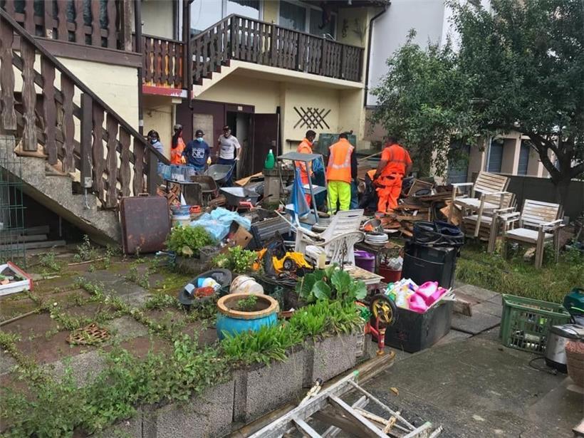 Die Arbeiter haben den Schrott im Garten sortiert