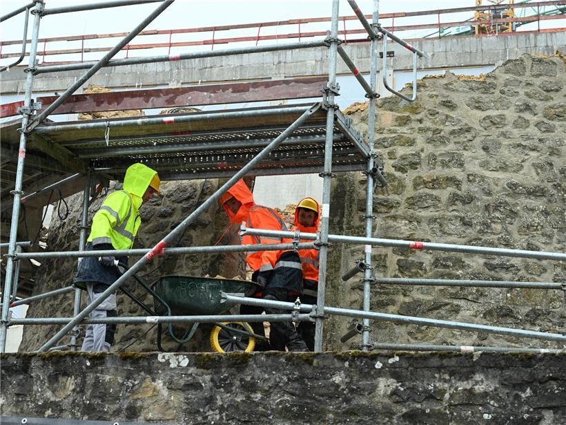 Arbeiter beginnen den Abriss der historischen Windmühle am Val Fleuri in der Hauptstadt