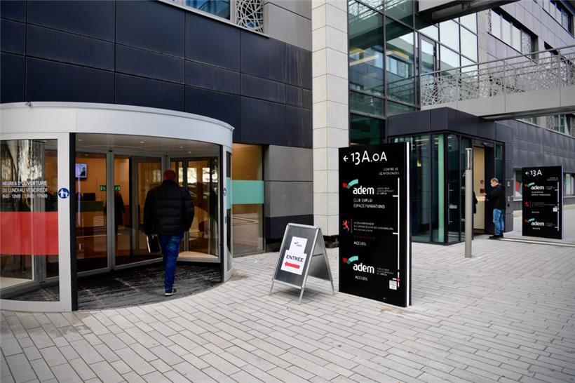 Die Arbeitslosenquote bleibt im Oktober bei unter fünf Prozent. Die Zahl aller Arbeitsplätze legt weiter stark zu.
