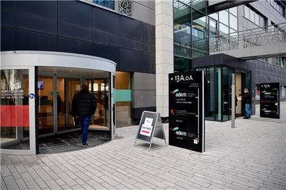 Die Arbeitslosenquote bleibt im Oktober bei unter fünf Prozent. Die Zahl aller Arbeitsplätze legt weiter stark zu.
