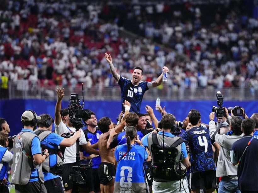 Die Argentinier feiern nach dem Sieg im Halbfinalspiel 