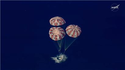 Artemis 2 Orion-Kapsel landet sicher im Pazifischen Ozean bei Weltraummission Rückkehr