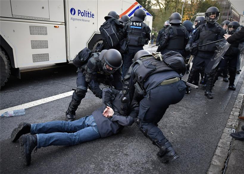 Die Artikel 5 und 14 des Polizeigesetzes erlauben es den Beamten, bei Protesten rasch zu handeln, um Unruhestifter kurzzeitig aus dem Verkehr zu ziehen
