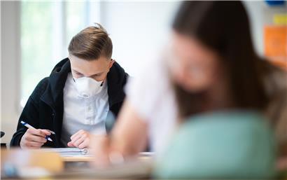 Die Atemschutzmaske wird ab Montag zum Schulalltag der Primaner gehören. Im Klassenzimmer ist das Tragen des Mundschutzes allerdings keine Pflicht.
