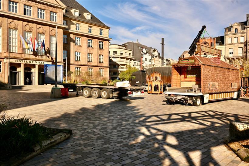 Die Aufbauarbeiten auf dem Rathausplatz sind in vollem Gange – in gut acht Tagen wird die Eröffnung gefeiert
