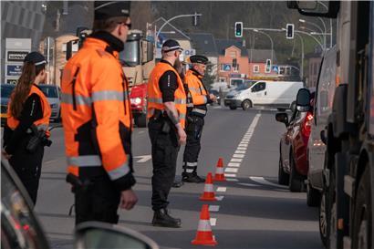 Die Aufhebung des Ausnahmezustands darf keineswegs in einen Überwachungsstaat münden, in dem alle unsere Schritte und Tätigkeiten einer permanenten Überwachung unterliegen
