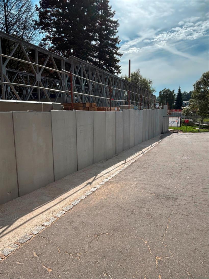 Die Aufleger an den beiden Ufern der Sauer sind fertiggestellt, doch der oder die Mittelaufleger fehlen
