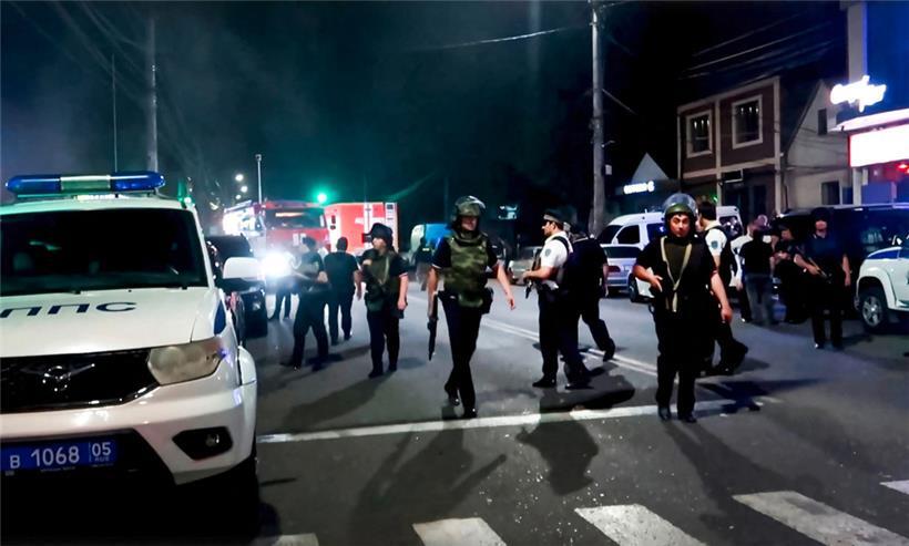 Die Aufnahme soll eine russische Anti-Terror-Einheit an einem der Anschlagsorte im Dagestan zeigen
