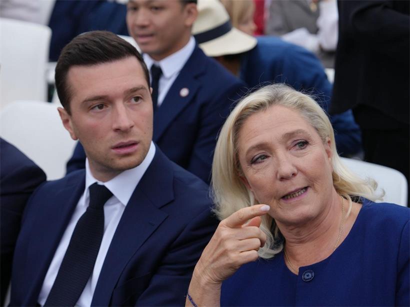Die Aushängeschilder des RN, Jordan Bardella und Marine Le Pen, warten nach den gewonnenen Wahlen gebannt auf den Papst
