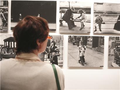 Ausstellungseröffnung 2013 mit Besuchern und moderner Kunst im hellen Galerieraum