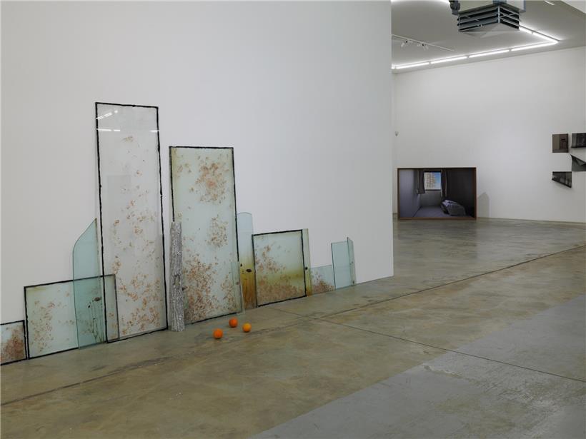 Exponat von Wilfried Almendra in moderner Kunstausstellung mit vielfältigen Kunstwerken und Skulpturen