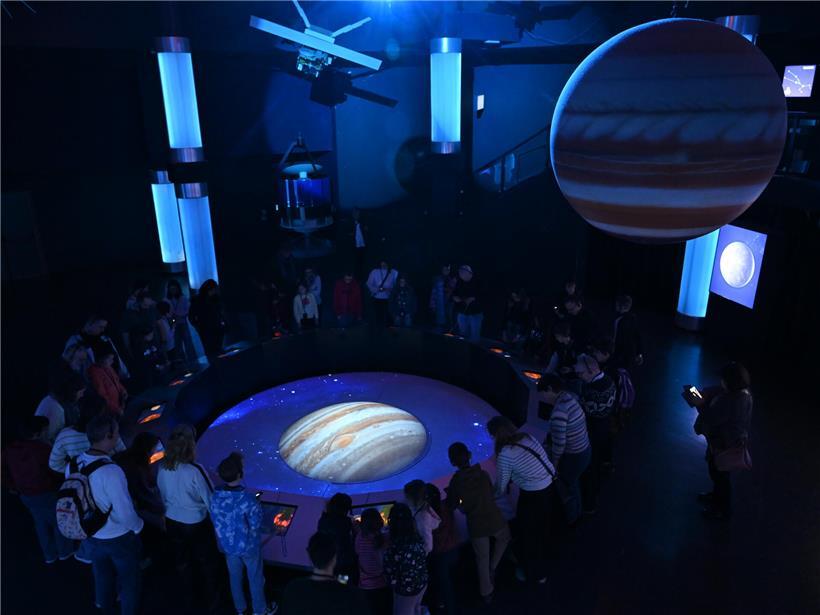 Interaktive Ausstellung mit moderner Technologie zeigt faszinierende Weltraumdarstellungen und Planetenmodelle