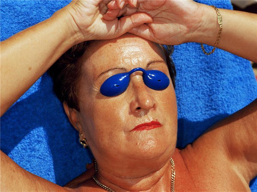 Fotografie „Benidorm, Espagne, 1997“ von Martin Parr in der Ausstellung im Pariser Jeu de Paume