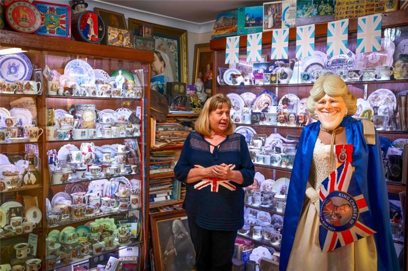 Die Australierin Jan Hugo aus Cessnock dürfte mit ihrer Sammlung an Erinnerungsstücken an die britische Monarchie geradezu einen Gegenpol zu den Republikanhängern sein
